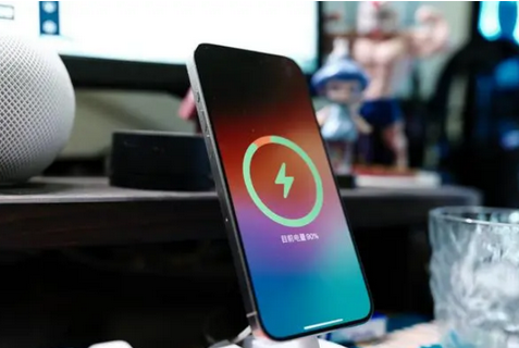开州苹果15换屏服务分享用什么充电器给iPhone15充电更好 